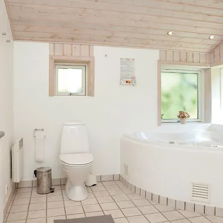 Three-bedroom Holiday In * לוקן