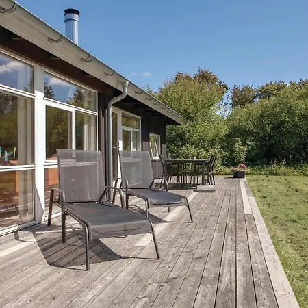 Three-bedroom Holiday In לוקן