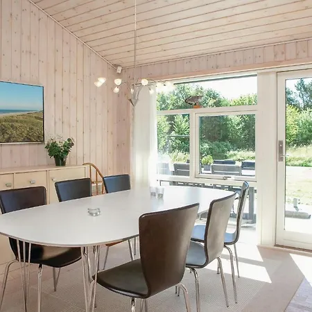 בית נופש Three-bedroom Holiday In *