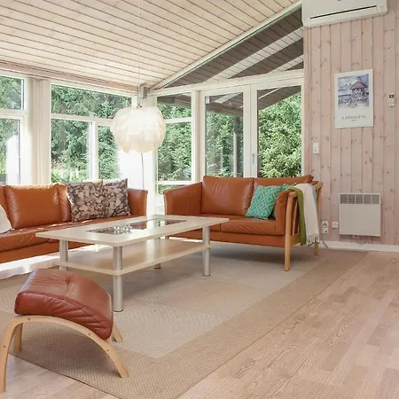 Three-bedroom Holiday In בית נופש